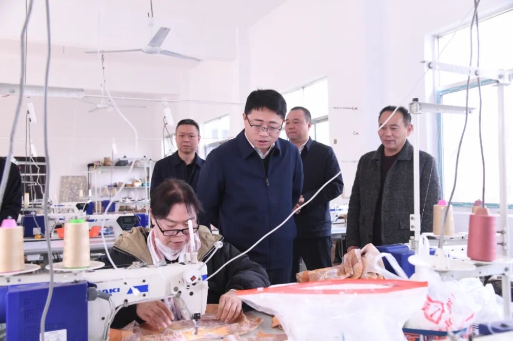 劉世奇赴三塘鎮(zhèn)宣講黨的二十屆四中全會精神并調(diào)研市場工作